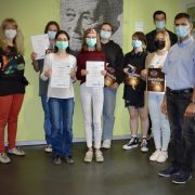 Die ausgezeichneten Schüler:innen mit Dr. I. Thiering, F. Briend und A. Iqbal