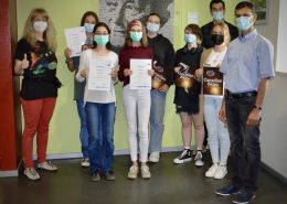 Die ausgezeichneten Schüler:innen mit Dr. I. Thiering, F. Briend und A. Iqbal